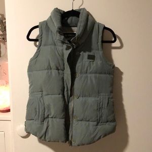 Women’s puffer vest, with removable hood